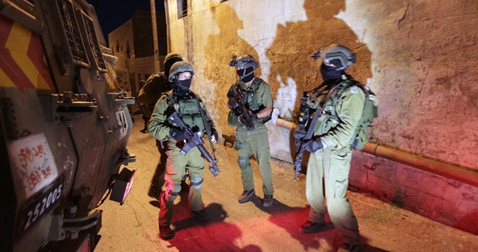 الاحتلال يعتقل 21 فلسطينيا من الضفة