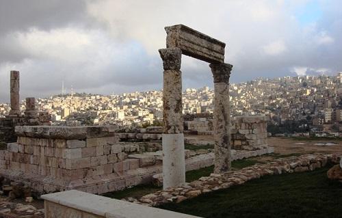 أجواء باردة وغائمة