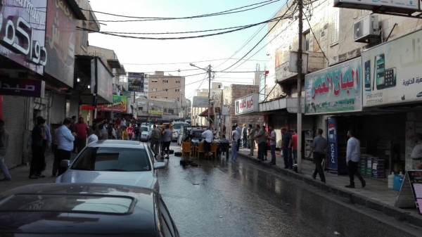 تجار باربد يغلقون محالهم بسبب مياه