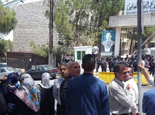 أهالي الطلبة المغتربين يعتصمون أمام (التعليم