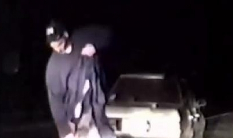 بالفيديو: رجل يخرج من قبره ليدل
