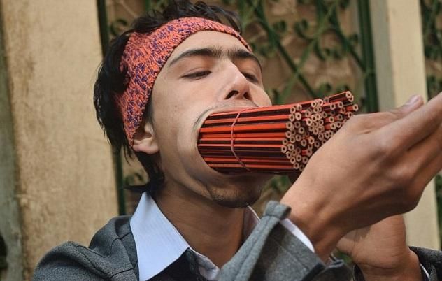 نيبالي يدخل 138 قلما في فمه