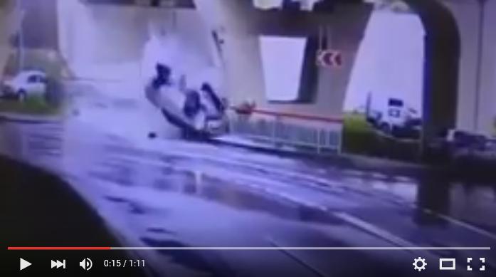 سقطت سيارتهم من جسر وتمكنوا من