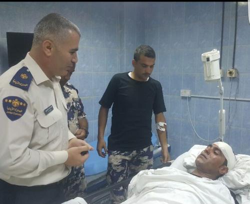 إصابة عسكري وأربعة من موظفي الجمارك