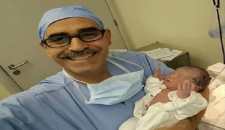 سيلفي لطبيب مع طفل مولود ساعة