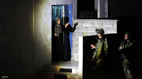 قوات إسرائيلية تعتقل 5 فلسطينيين في