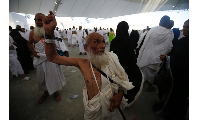 الحجاج يبدأون رمي جمرة العقبة الكبرى