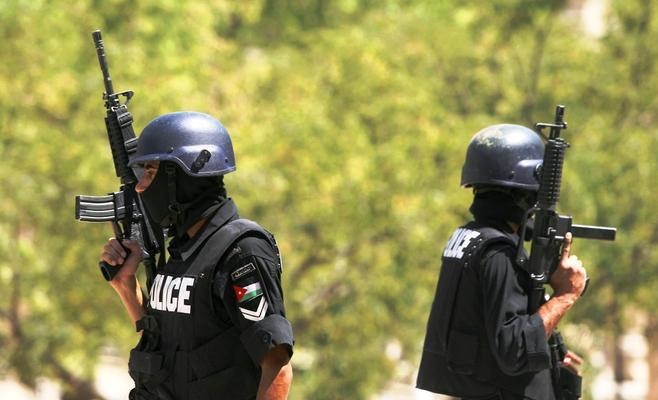 الزرقاء: مداهمة منزل واعتقال 5 بحوزتهم