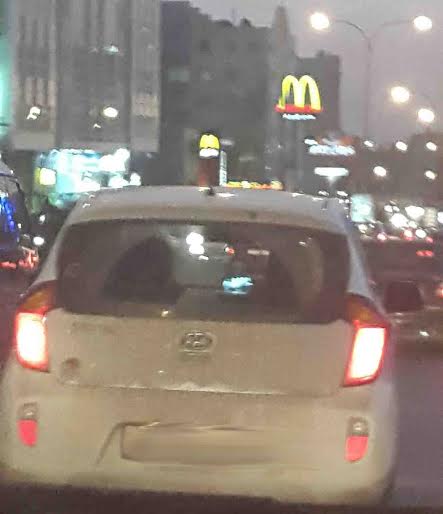 يقود سيارته وهو يتابع شيئا ما