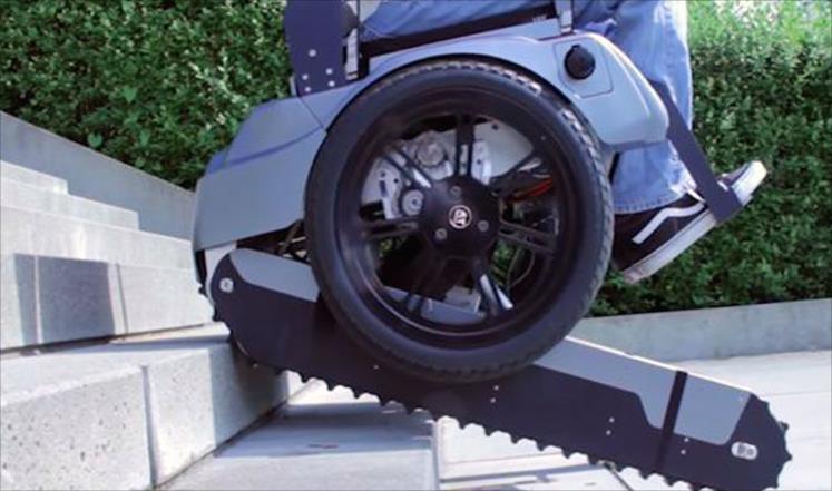 ابتكار مقعد متحرك يتسلق أنواع السلالم