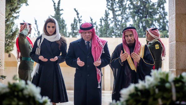 الملك والملكة يزوران ضريح المغفور له
