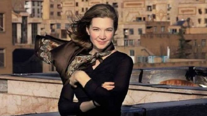 أجنبيات يخلعن الحجاب دعما للنساء في