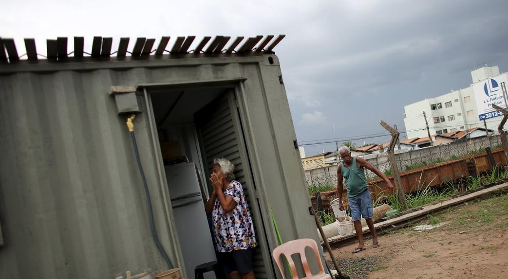 مسنان في حاوية .. صور