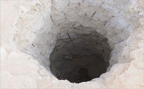 انقاذ شاب علق داخل حفرة في