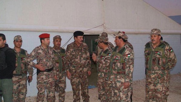 الزبن يتفقد المواقع الأمامية لـ (حرس