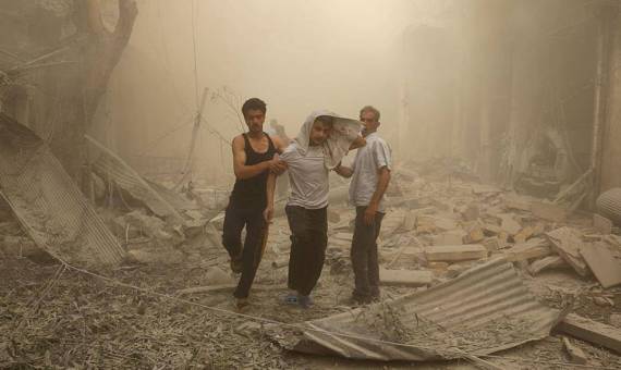 بالفيديو: إنقاذ رضيعة من تحت الأنقاض