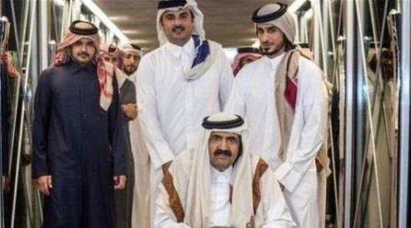 أمير قطر يقود والده على كرسي