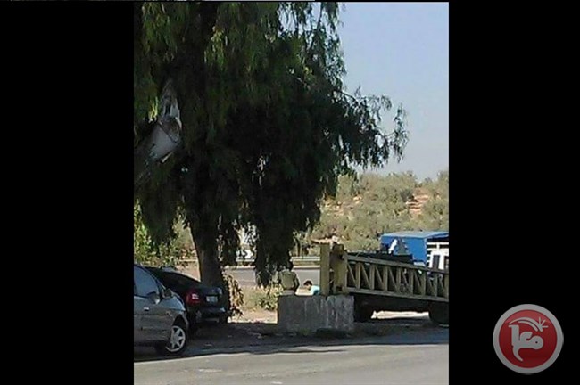 الاحتلال ينكل بشاب على مدخل بلدة
