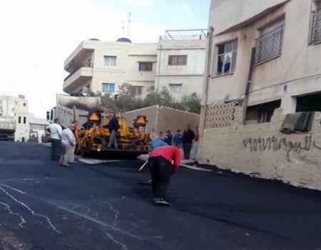 أعمال صيانة للشوارع والأرصفة في منطقة