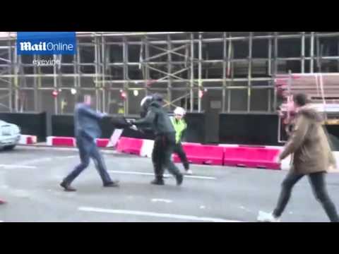 بالفيديو: بائع مجوهرات يواجه لصوصا سطوا