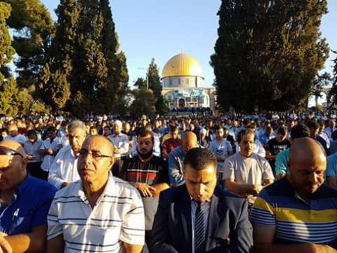 آلاف المقدسيين يؤدون صلاة العيد بالأقصى
