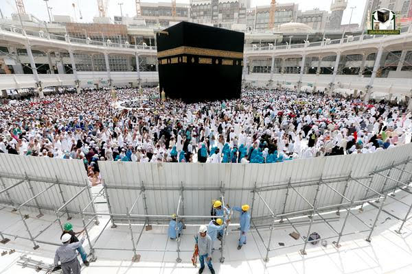 صور وفيديو: إزالة المطاف المؤقت بالمسجد