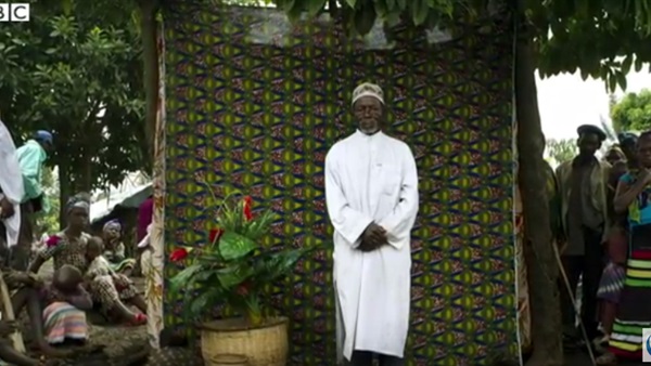 بالفيديو: استوديو متنقل لتصوير النازحين في