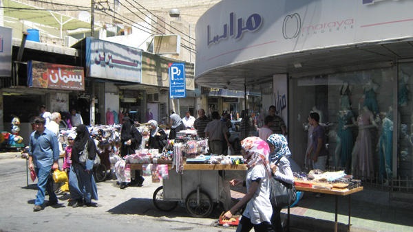 ايقاف 36 من أصحاب البسطات بينهم