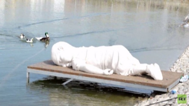 فيديو:الكشف عن نحت للطفل السوري الغارق