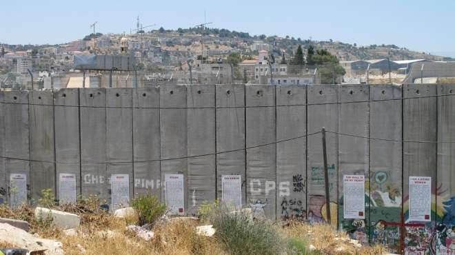 الاحتلال يسرع بناء الجدار العازل حول