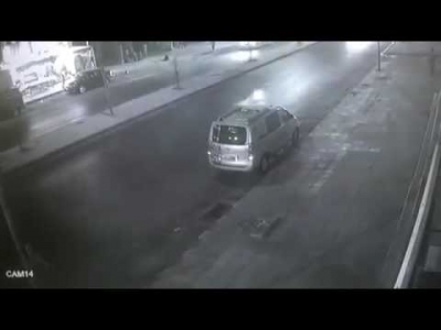 شاهد بالفيديو.. لص يسرق باص بطريقة