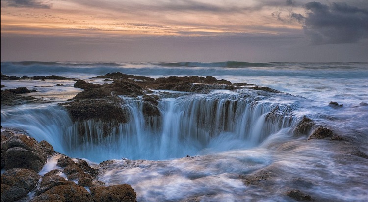 حفرة هائلة ومذهلة تبتلع مياه المحيط