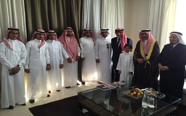 الامير علي يشارك في حفل زفاف