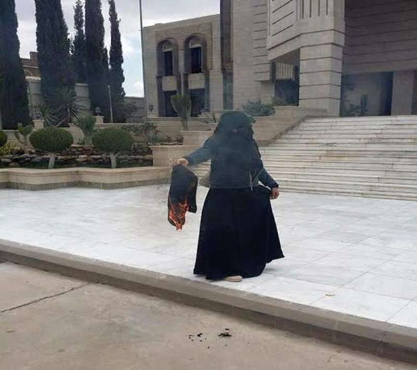 يمنية تحرق حجابها بعد أن رفض