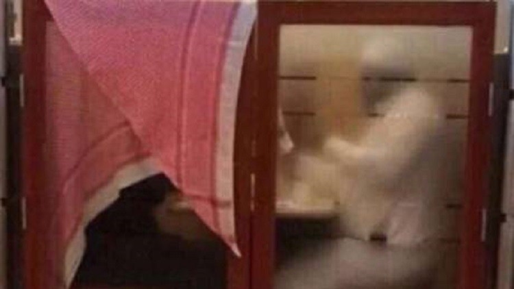 رجل سعودي يحجب زوجته بكوفيته في