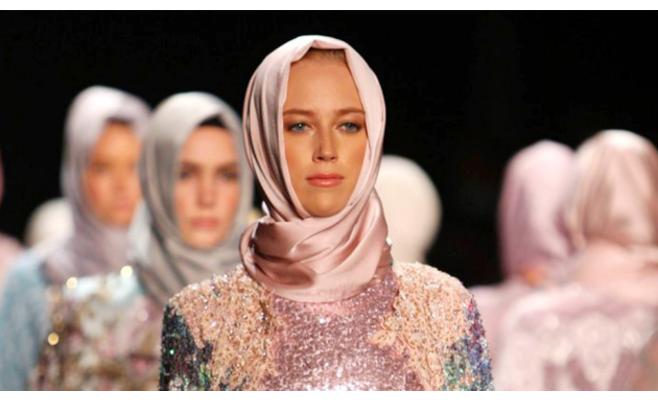 أول عرض أزياء بالحجاب في تاريخ
