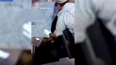 لحظة العثور على رجل دفن حيا
