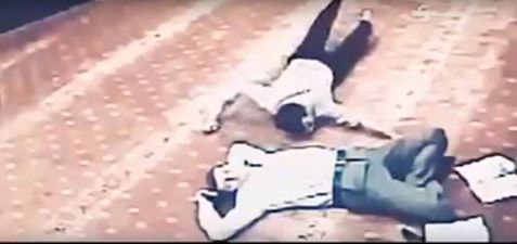 تظاهر بالنوم لسرقة هاتف رجل نائم
