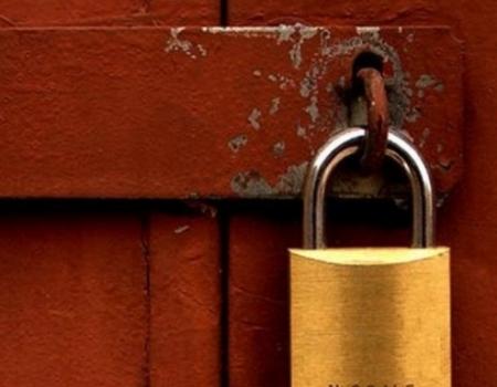 اغلاق مصنع للمنظفات الكيماوية بالزرقاء