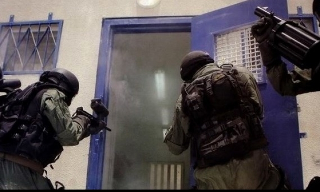 نقل عشرات الأسرى للمستشفى بعد اقتحام