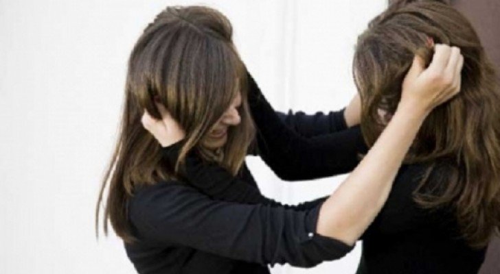 مشاجرة بين فتاتين في احد مطاعم