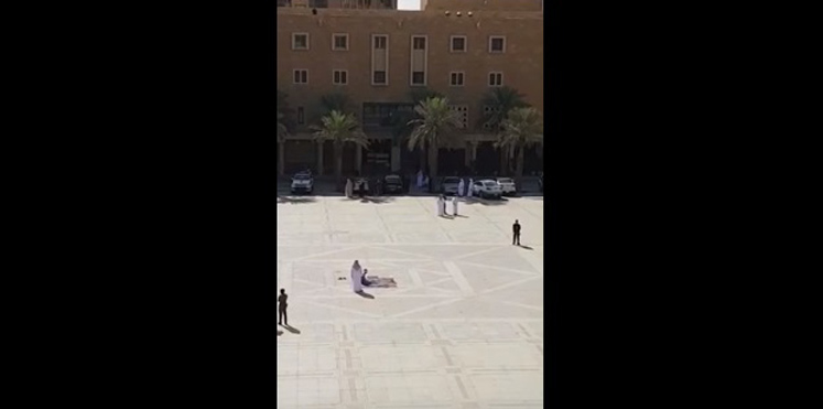 القبض على موظف سعودي صور هذا