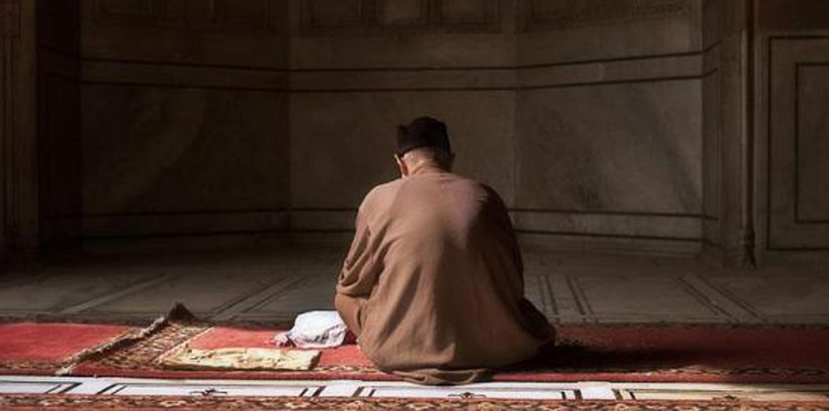 شخص يبتكر طريقة جديدة للتنبيه للصلاة