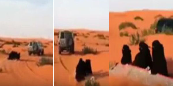 فتيات يخضن تجربة التزلج على الكثبان