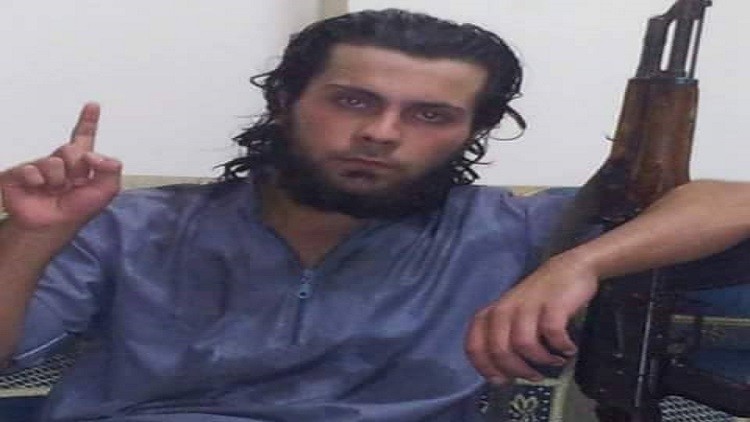 (داعشي) يعدم أمه أمام حشد في