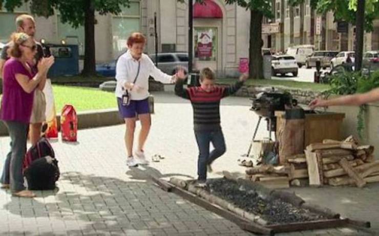 فيديو طفل يسير على النار بقدميه