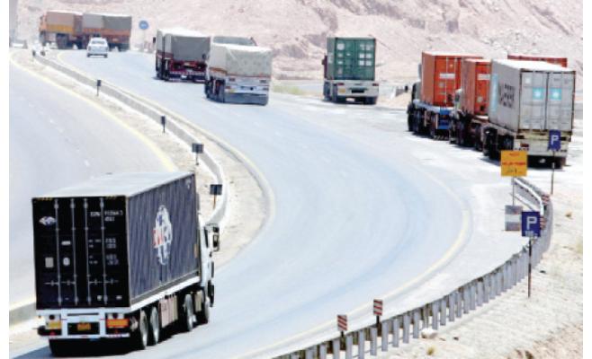 أصحاب الشاحنات يلوحون بالإضراب احتجاجا على