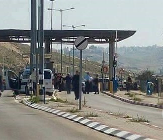 اصابة جندي بجراح خطيرة على حاجز