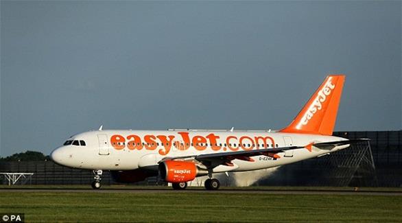 بالصورة .. لما ارتدى هذا المسافر