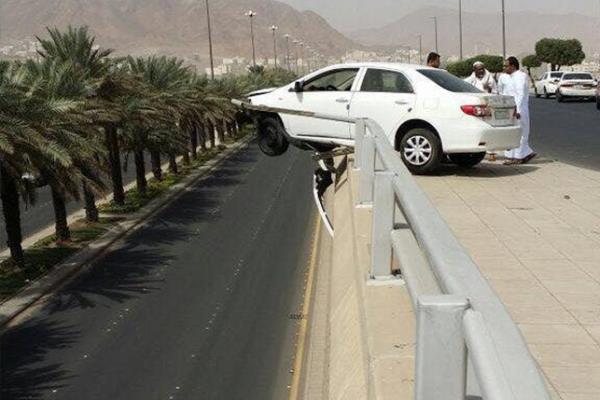 صورة: نجاة قائد سيارة من سقوط